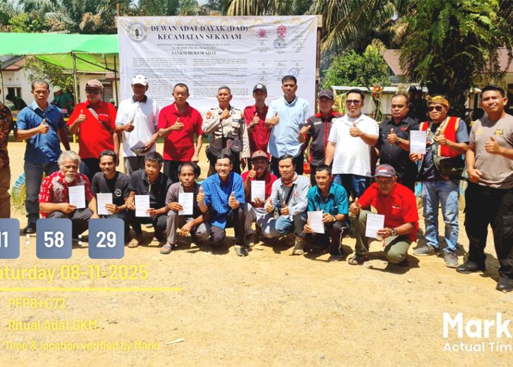 Kegiatan sosialisasi aturan sanksi adat pencurian TBS bersama 50 tokoh adat Sekayam dan masyarakat sekitar di kantor Afdeling OK, Sabtu. (ist)