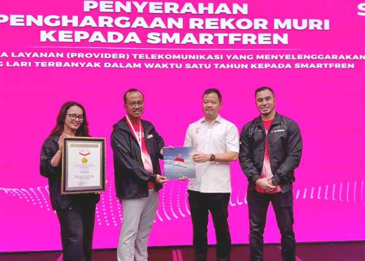 Wakil Direktur Utama MURI, Osmar Susilo (ke dua kanan) menyerahkan penghargaan rekor MURI untuk SMARTFREN kepada Chief Marketing Officer SMARTFREN XLSMART, Sukaca Purwokardjono (ke dua kiri), didamping oleh Division Head Brand Communication Edtine Pamilien Gensana (kiri) dan Group Head Corporate Communication & Sustainability XLSMART, Reza Mirza di Jakarta, Senin.(ist)