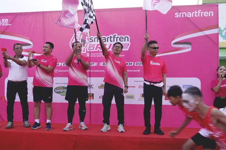 Wali Kota Pontianak Edi Rusdi Kamtono (kanan) bersama Chief Marketing Officer SMARTFREN XLSMART, Sukaca Purwokardjono, Head Area Kalimantan XLSMART Saroso Dwi Panggah, Division Head Product & ARPU Management SMARTFREN XLSMART, Astiyanto Muktiwibowo, serta Head of Sales Kalbartimteng Kalimantan Area XLSMART, Erichson Silitonga, saat pelepasan peserta SMARTFREN Fun Run Pontianak, Minggu. (ist)