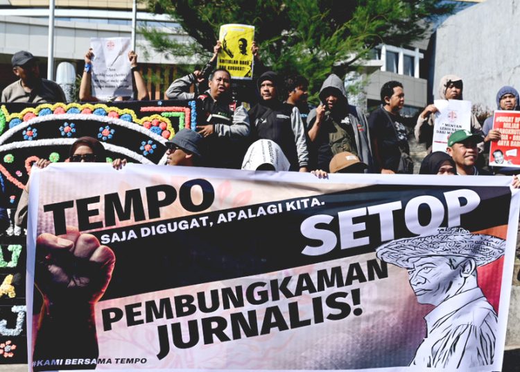 Koalisi Advokasi Jurnalis (KAJ) Sulawesi Selatan bersama pers mahasiswa, lembaga independen hingga individu pegiat demokrasi saat menggelar aksi solidaritas bela TEMPO, Selasa. (ist)