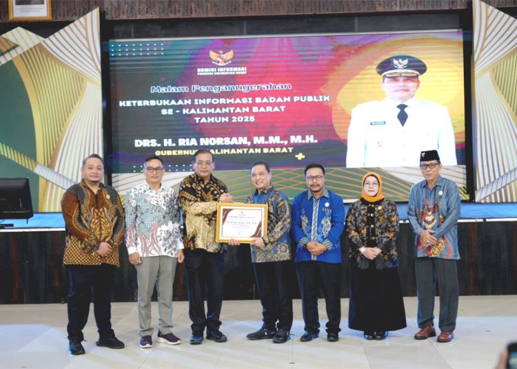 Gubernur Kalbar Ria Norsan pada malam Penganugerahan Keterbukaan Informasi Publik di Pontianak, Jumat. (ist)