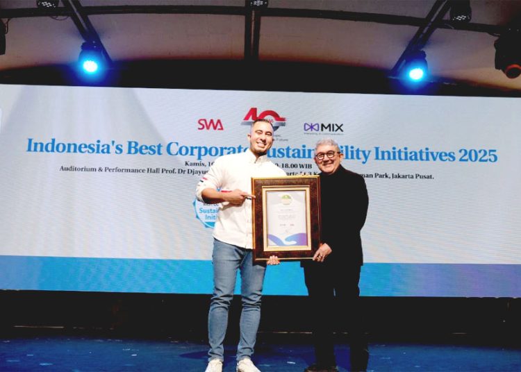 Group Head Corporate Communication & Sustainability XLSMART, Reza Mirza, menerima penghargaan Sustainability Warrior – Top Leader Warrior dan Sustainability Warrior — Sustainability Warrior Team untuk Tim CSR XLSMART, pada ajang MIX Marcomm 2025 Indonesia Corporate Sustainability Award (16/10). (ist)