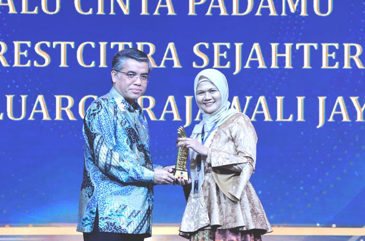 Pengembang brand kopi 101 Coffee House yang merupakan binaan Bank Indonesia (BI) Provinsi Kalimantan Barat, dianugerahi Penghargaan Paramakarya 2025 untuk kategori peningkatan produktivitas berkelanjutan. Penghargaan diberikan langsung oleh Menteri Ketenagakerjaan Yassierli kepada Siti Masitha, CEO PT Keluarga Rajawali Jaya, Senin. (ist)