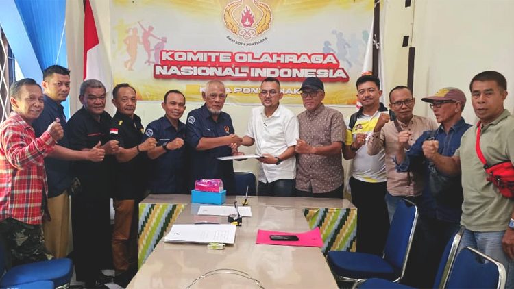 Ketua TPP Tugio menerima berkas Dedet Gunawan yang mendaftar sebagai bakal calon Ketua Umum (Ketum) Komite Olahraga Nasional Indonesia (KONI) Kota Pontianak, Kalimantan Barat masa bakti 2025–2029, Selasa. (ist)