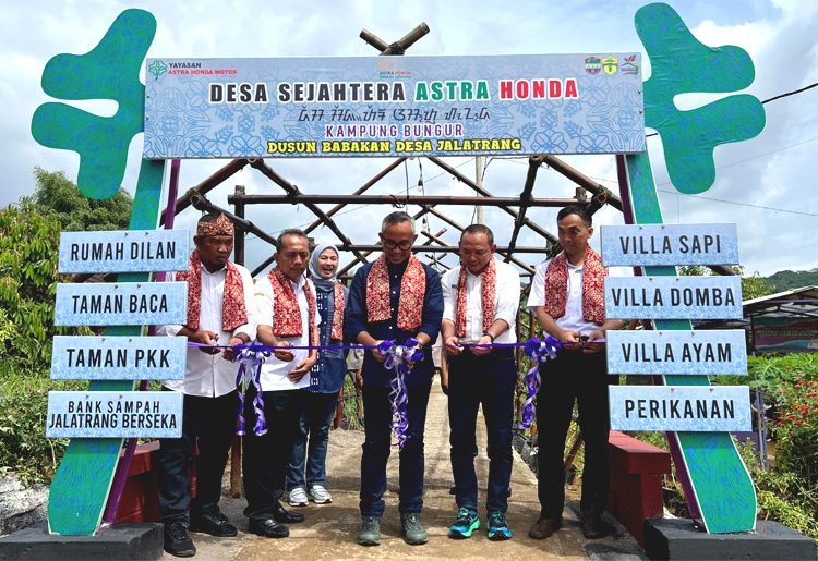 Ketua Yayasan AHM Ahmad Muhibbuddin (tengah) bersama pemerintah setempat meresmikan Desa Sejahtera Astra Honda Jalatrang, Ciamis. (ist)