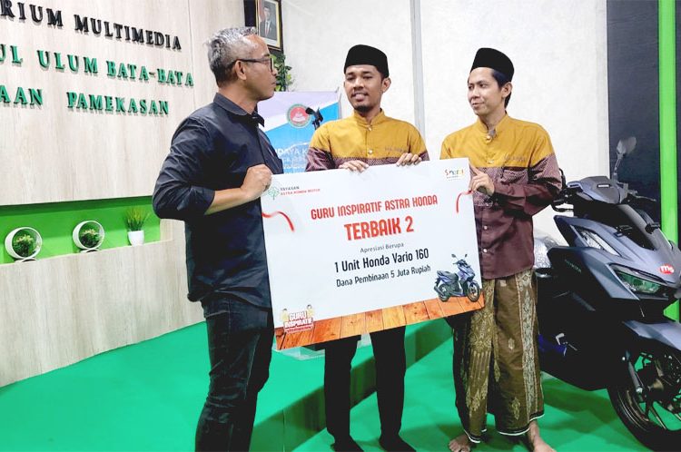 Ketua Yayasan AHM Ahmad Muhibbuddin (kiri) secara simbolis menyerahkan Apresiasi berupa 1 unit sepeda motor Honda ADV 160 kepada Guru Inspiratit Astra Honda Terbaik 2 Fadolul Ghafur, S.Si. yang didampingi oleh Kepala Sekolah MA Mambaul Ulum Bata-Bata Abdul Waris Husni, M.Pd (kanan) di MA Mambaul Ulum Bata-Bata, Pamekasan, Jawa Timur, Selasa.(ist)