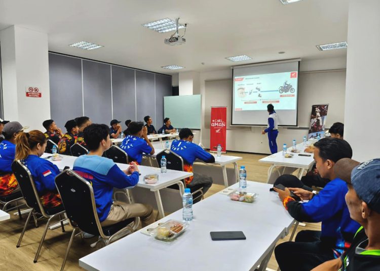 Seminar Safety Riding dari Asmo Kalbar dengan peserta dari Damkar Swasta Pontianak sebagai bentuk komitmen perusahaan dalam meningkatkan kesadaran keselamatan berkendara. Kegiatan ini merupakan bagian dari Program Sinergi Bagi Negeri yang secara konsisten mengedepankan kampanye #Cari_aman untuk seluruh lapisan masyarakat.(ist)