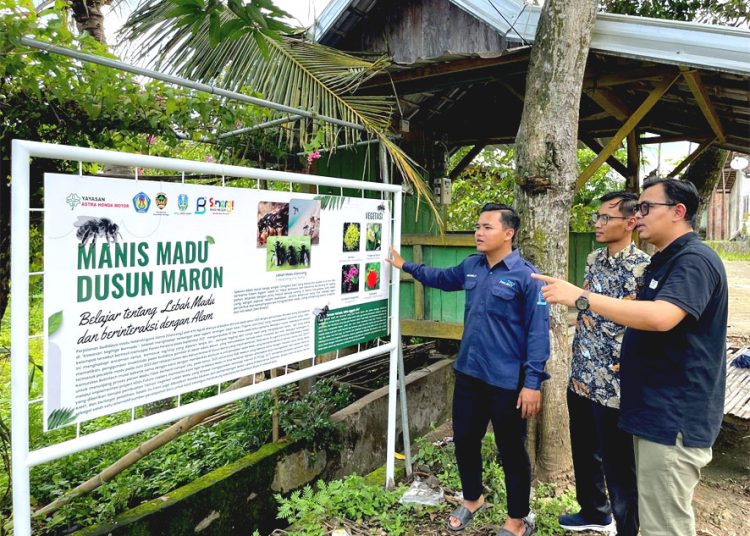 Perwakilan kelompok Pemuda Berkarya (kiri) asal Universitas PGRI Madiun menjelaskan perkembangan Program Pemberdayaan Petani Madu di Dusun Maron Madiun kepada perwakilan Yayasan AHM (kanan).(ist)