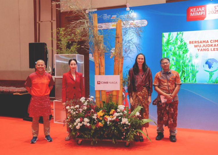 Direktur Compliance, Corporate Affairs & Legal CIMB Niaga Fransiska Oei (kedua kiri) bersama Head of Emerging Business Banking CIMB Niaga Tony Tardjo (kiri), Anggota Dewan Pers 2025–2028 Abdul Manan (kanan), serta aktris dan aktivis lingkungan Nadine Chandrawinata (kedua kanan) di sela sustainability flagship event tahunan The Cooler Earth 2025 di JCC), Sabtu-Minggu. (ist)