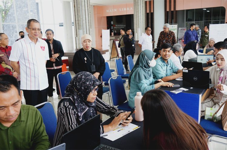 Kepala Kanwil DJP Kalimantan Barat Inge Diana Rismawanti dan Rektor Universitas Tanjungpura Garuda Wiko menyaksikan aktivasi akun Coretax dan pembuatan Kode Otorisasi DJP (KODJP) bagi civitas akademika Universitas Tanjungpura (Untan), Kamis. (ist)