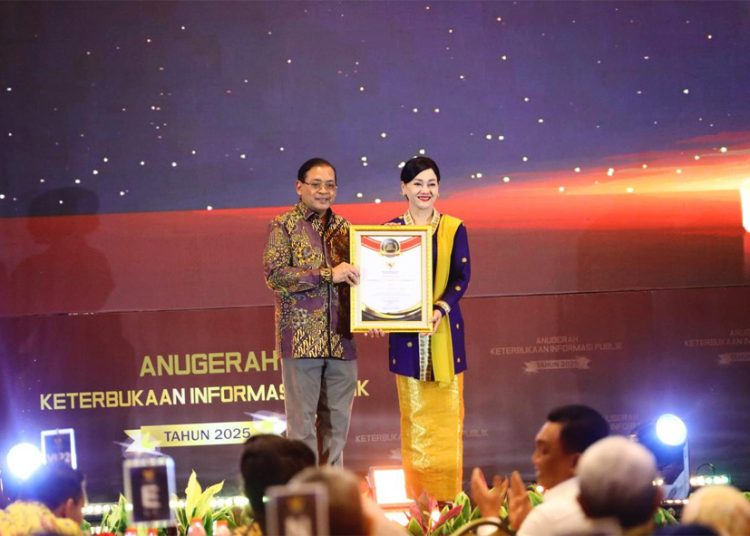 Ketua Komisi Informasi Pusat (KIP) Donny Yoesgiantoro menyerahkan penghargaan Badan Publik Terbaik Nasional 2025 kepada Kepala Eksekutif Pengawas Perilaku Pelaku Usaha Jasa Keuangan, Edukasi dan Pelindungan Konsumen OJK Friderica Widyasari Dewi, Senin. (ist)