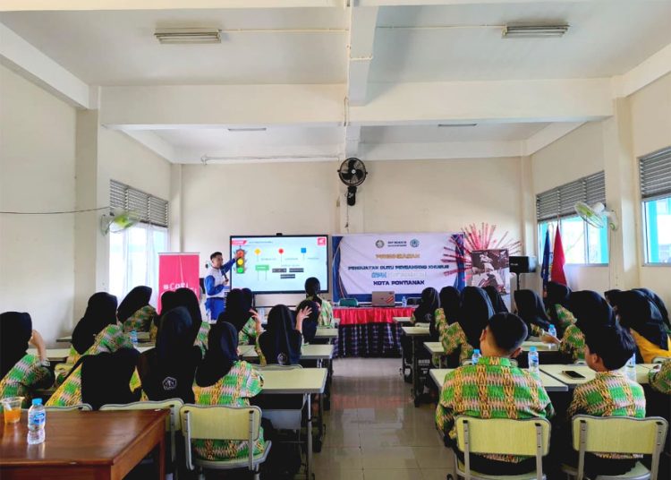 Astra Motor Kalimantan Barat menggelar penyuluhan keselamatan berkendara bagi siswa SMP Negeri 13 Pontianak sebagai bagian dari Program Sinergi Bagi Negeri. (ist)