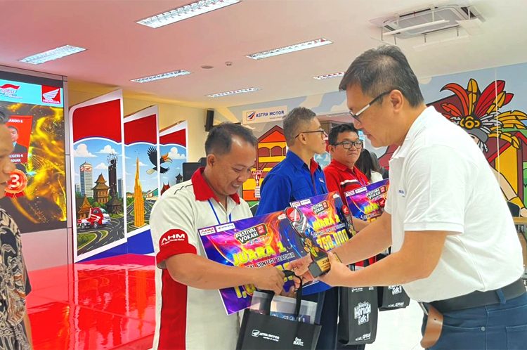Manager Satu Hati Education Program Astra Motor Kalbar Iwan Hary Susilo menyerahkan plakat kepada Pemenang Festival Vokasi Satu Hati kategory guru. (ist)