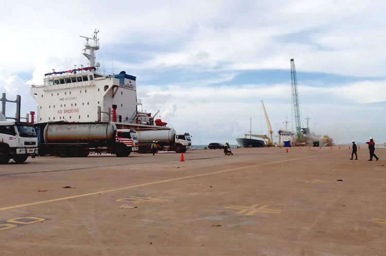 Aktivitas Terminal Kijing telah beroperasi optimal dan terus mengalami perkembangan secara signifikan serta menjadi pusat penting bagi ekspor Crude Palm Oil (CPO) dan produk turunannya di Kalimantan Barat. (mb)