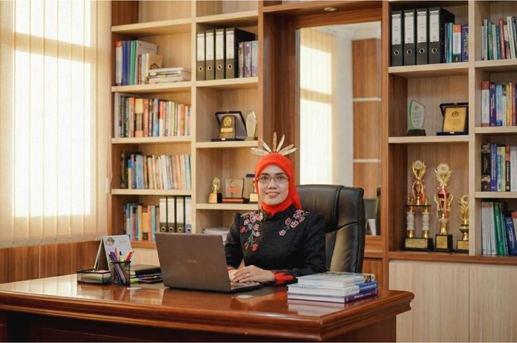 Kepala Balai Bahasa Kalimantan Barat, Dr.Uniawati, S.Pd, M.Hum.