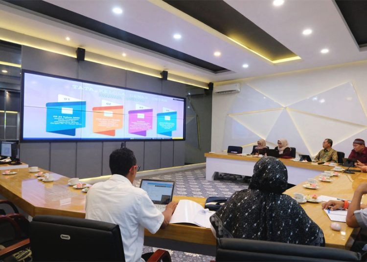 Dalam upaya memperluas wawasan sekaligus memperkaya pemahaman terkait tugas dan fungsi Dewan Pengawas (Dewas), Tim Dewas Universitas Singaperbangsa Karawang (Unsika) melaksanakan kunjungan kerja ke Universitas Tanjungpura (Untan). (ist)