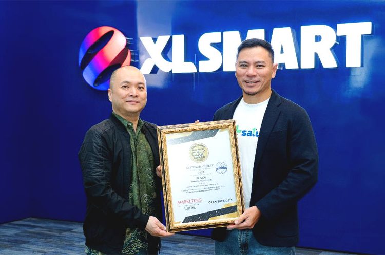 Direktur & Chief Strategy & Home Business Officer XLSMART, Feiruz Ikhwan (kanan) bersama Group Head Home Business Management XLSMART, Julius Goeinawan (kiri) menerima penghargaan Customer Journey Experience Award 2025 kategori Enjoying Internet Service Provider (Conventional). (ist)