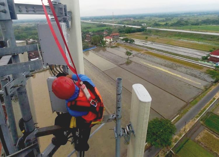 Teknisi melakukan pemeliharaan base transceiver station (BTS) milik XLSMART yang berlokasi di sekitar tol poros Klaten - Boyolali, Ngawen, Kabupaten Klaten, Jawa Tengah, awal November 2025. XLSMART mempersiapkan jaringan terintegrasi dengan kapasitas 2-3 kali lipat lebih besar dari hari normal untuk menghadapi prediksi lonjakan trafik hingga 20-30 persen pada periode libur Natal dan tahun baru 2026. (ist)
