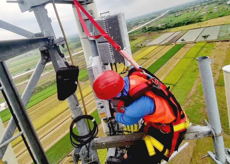 Teknisi melakukan pemeliharaan base transceiver station (BTS) XLSMART 
untuk menjamin kenyamanan pelanggan di lebih dari 138 jalur utama di seluruh Indonesia termasuk dengan memperkuat infrastruktur di sepanjang jalur tol baru Yogyakarta-Solo.(ist)