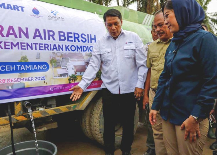 Head of Sales XLSMART Northern 1 West, Horas Lubis bersama Menteri Komunikasi dan Digital Republik Indonesia, Meutya Viada Hafid saat mengunjungi lokasi penyaluran bantuan air bersih dari XLSMART di Kantor SAMSAT Aceh Tamiang, Minggu. (ist)