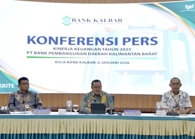 Direktur Utama Bank Kalbar Rokidi saat konferensi pers Kinerja Keuangan Bank Kalbar tahun 2025 yang digelar di aula Kantor Bank Kalbar Pontianak, Selasa. (ist)