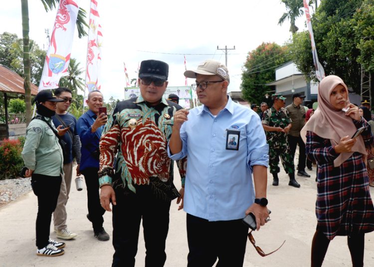 Kepala Perwakilan BPKP Provinsi Kalimantan Barat, Rudy M. Harahap (kanan) bersama Bupati Kubu Raya, Sujiwo saat peresmian jalan Rasau Jaya yang merupakan hasil karya bakti TNI. (ist)