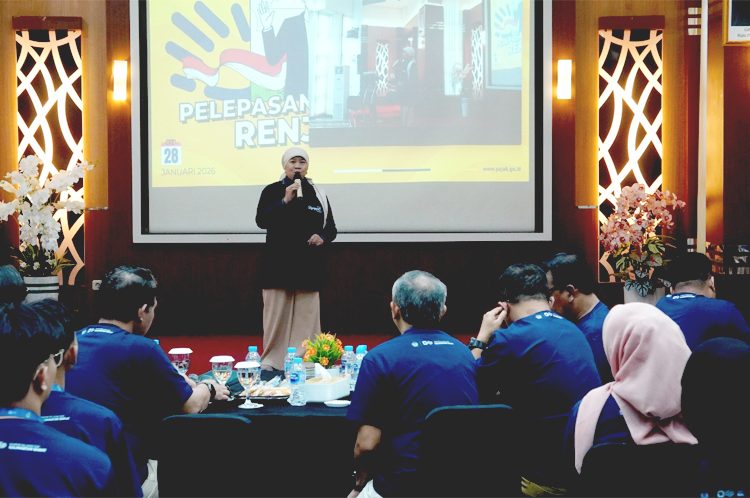 Kepala Kanwil DJP Kalimantan Barat, Inge Diana Rismawanti mengukuhkan 253 mahasiswa sebagai Relawan Pajak untuk Negeri (Renjani) tahun 2026 dan melepas 234 Renjani periode 2025. (ist)