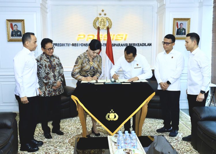 Perjanjian Kerja Sama (PKS) antara OJK dan Bareskrim Polri yang ditandatangani Kepala Eksekutif Pengawas Perilaku Pelaku Usaha Jasa Keuangan, Edukasi dan Pelindungan Konsumen OJK Friderica Widyasari Dewi dan Kepala Bareskrim Polri Komisaris Jenderal Polisi Syahardiantono di Kantor Bareskrim Polri Jakarta, Rabu. (ist)