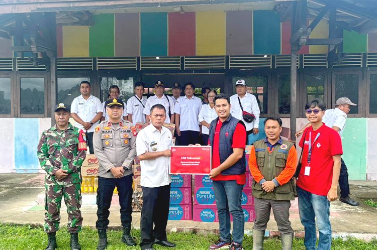 Melalui program Corporate Social Responsibility (CSR) #SambungkanSenyuman, Telkomsel menyerahkan bantuan logistik kepada korban banjir bandang yang terdampak di Kantor Kecamatan Nanga Taman, Kabupaten Sekadau dan Kantor Kecamatan Entikong, Kabupaten Sanggau, Rabu.(ist)