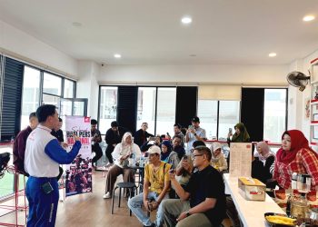 Asmo Kalbar Sahabat Pers Berikan Kado Spesial Service Gratis dan Edukasi SR