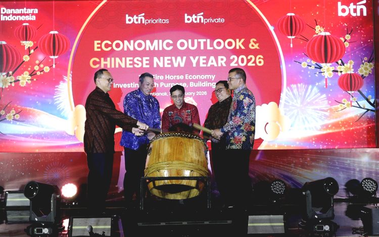 Direktur Network & Retail Funding PT Bank Tabungan Negara (Persero) Tbk., Rully Setiawan (kedua kiri), Wealth Management Division Head BTN Frengky Rosadrian P (kiri), Nasabah BTN Prioritas KC Pontianak Benny Panjaya (tengah), Wakil Bupati Kubu Raya Sukiryanto (kedua kanan), dan Regional Head Kantor Wilayah Kalimantan Waluyo (kanan) secara simbolis melakukan pemukulan tambur dalam kegiatan Economic Outlook & Chinese New Year 2026 – The Fire Horse Economy: Investing with Purpose, Building Legacy di Pontianak, Jumat. (ist)