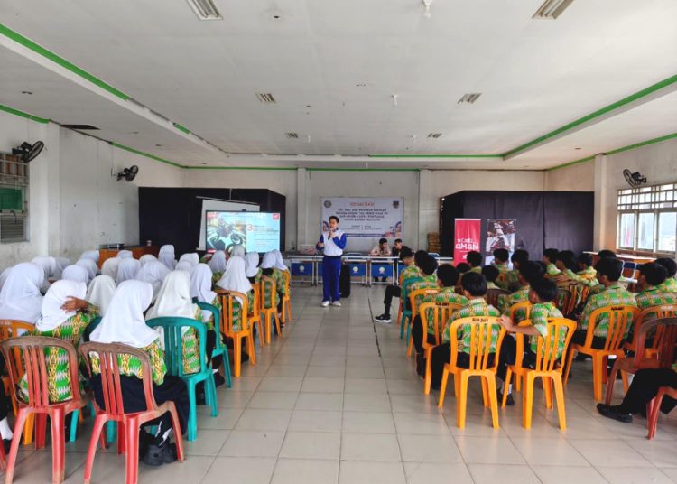 Asmo Kalbar menggelar kegiatan edukasi safety riding sebagai bagian dari kampanye #cari_aman dan program Sinergi Bagi Negeri di lingkungan SMP Negeri 4 Pontianak, Kamis. (ist)