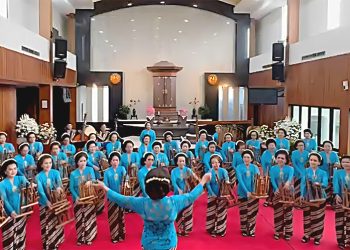 Nenek 83 Tahun Berkompetisi di Pasanggiri Angklung AHM
