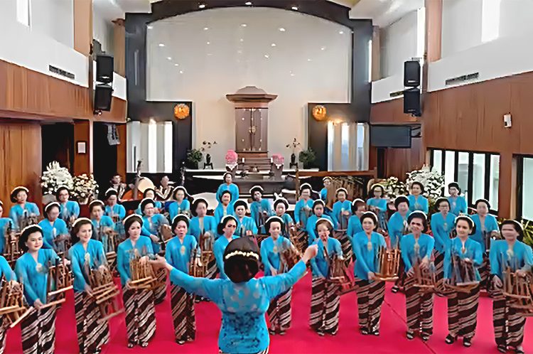 Merrywati Peruba, nenek berusaia 83 tahun bermain angklung bersama grup Gita Pundarika NSI dalam ajang Pasanggiri Angklung Satu Hati (PASH) yang digelar oleh PT Astra Honda Motor (AHM). (ist)