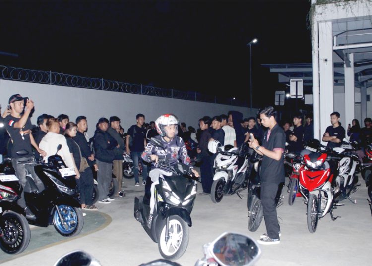 Astra Motor Kalimantan Barat berkolaborasi dengan Paguyuban Honda West Borneo Community (HWBC) dan All Matic Kalimantan Barat sukses menggelar Night Ride Cinematic yang diikuti oleh ratusan bikers matic dari seluruh Kalimantan Barat. (ist)