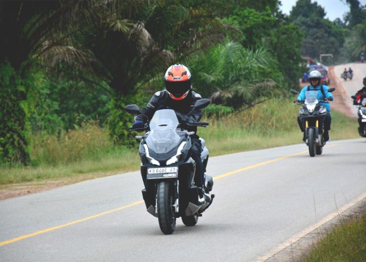 Astra Motor (Asmo) Kalimantan Barat (Kalbar) membagikan tips berkendara aman selama bulan suci Ramadhan kepada masyarakat. Imbauan ini disampaikan sebagai bagian dari kampanye keselamatan berkendara #cari_aman. (ist)