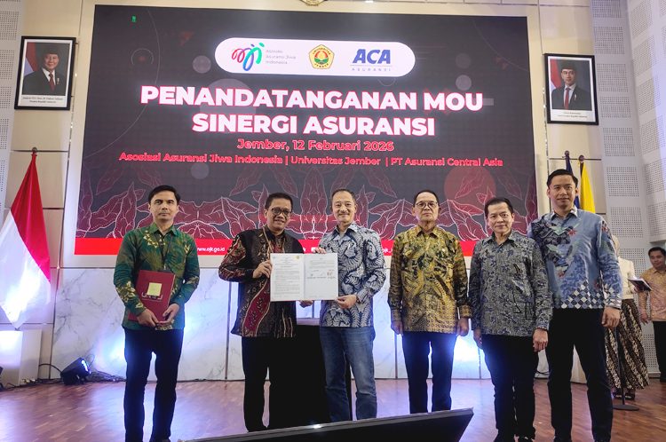 Penandatanganan kerja sama antara UNEJ dengan Asuransi Central Asia (ACA) dan Asosiasi Asuransi Jiwa Indonesia (AAJI), sebagai bentuk konkret sinergi antara regulator, perguruan tinggi, dan industri. (ist)