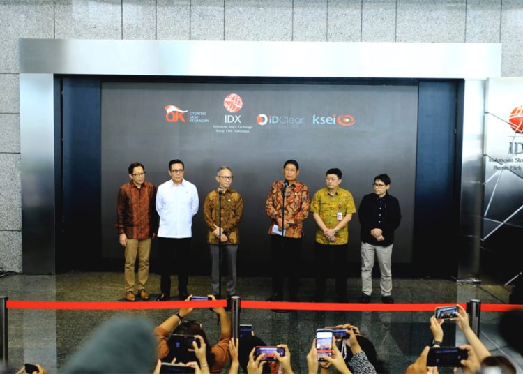 Ketua OJK Mahendra Siregar menyampaikan pengunduran dirinya, Jumat. (ist)