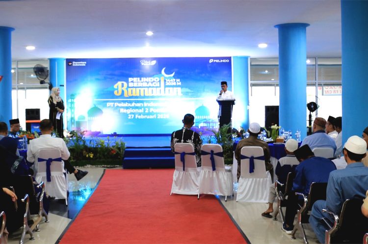 Kegiatan buka puasa bersama di Terminal Penumpang Pelindo Regional 2 Pontianak dirangkai dengan penyaluran Bantuan Tanggung Jawab Sosial dan Lingkungan (TJSL) melalui program Berbagi Ramadan Pelindo 2026.(ist)