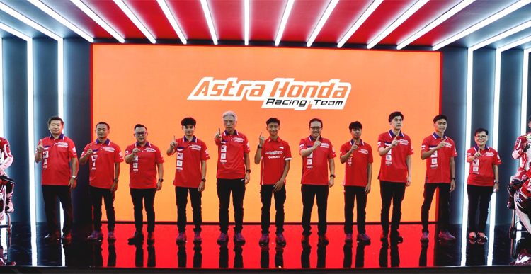 Para pebalap Astra Honda Racing Team (AHRT) beserta jajaran direksi PT Astra Honda Motor (AHM) berfoto bersama pada sesi pengumuman tim AHRT yang dilangsungkan di Indonesia Internasional Motor Show (IIMS) 2026 di JIExpo Kemayoran, Jakarta, Kamis. (ist)