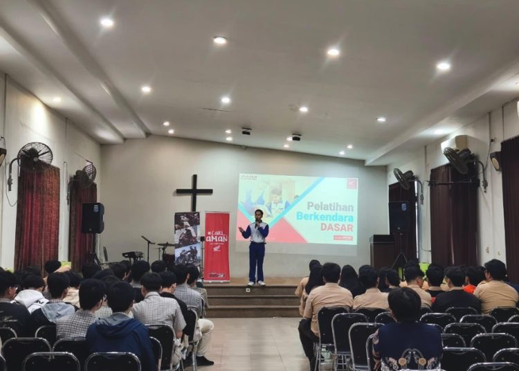 Edukasi keselamatan berkendara dari Astra Motor (Asmo) Kalimantan Barat (Kalbar) melalui kegiatan Safety Riding pada 13 Februari 2026 di SMAK Immanuel Pontianak. (ist)