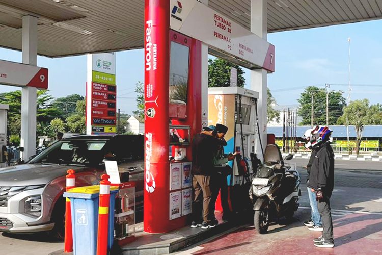 Situasi SPBU di Pontianak kembali kondusif setelah dua hari Lebaran. Pertamina terus melakukan penguatan distribusi dengan menambah suplai BBM. (ist)