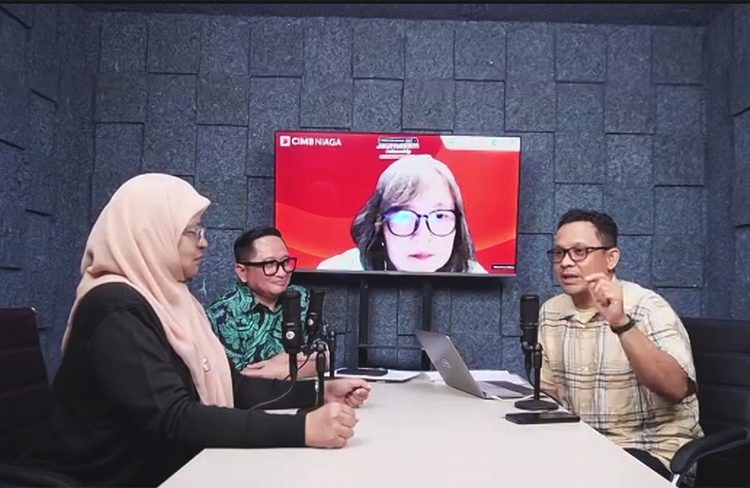 Corporate Communications Head CIMB Niaga Hery Kurniawan (kedua kiri) bersama Ketua Umum Aliansi Jurnalis Independen (AJI) Indonesia Nany Afrida (kiri), Global Reporting Initiative (GRI) ASEAN Program Manager Lany Harijanti (tampak di layar), dan moderator dari Indonesian Institute of Journalism (IIJ) Asnil Bambani Amri (kanan) saat Webinar Ngabuburit Jurnalis yang sekaligus menjadi kickoff program CIMB Niaga Sustainability Journalism Fellowship (SJF) 2026 di Jakarta, Senin. (ist)