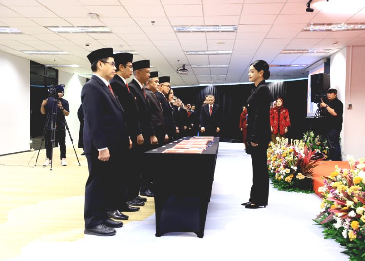 Pejabat Sementara Ketua Dewan Komisioner OJK Friderica Widyasari Dewi melantik dan mengambil sumpah Kepala Departemen serta Kepala OJK Daerah, sebagai bagian kesinambungan dan peningkatan kinerja organisasi serta penguatan integritas di Jakarta, Senin. (ist)