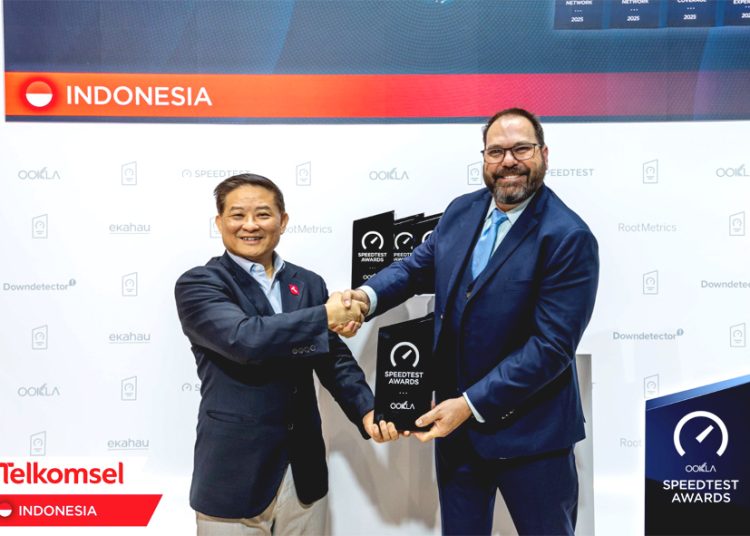 Direktur Planning & Transformation Telkomsel, Wong Soon Nam (sisi kiri), menyampaikan bahwa pengakuan ini menjadi motivasi Telkomsel untuk terus bergerak maju, menghadirkan peningkatan yang bermakna agar pelanggan dapat menikmati pengalaman digital yang luar biasa di mana pun mereka berada. (ist)