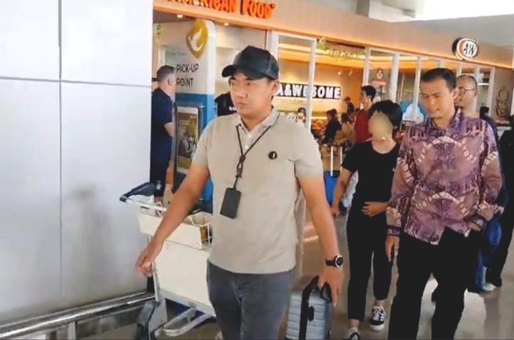 Tersangka kasus dugaan tindak pidana perbankan yang terjadi di PT BPR DCN, Malang, Jawa Timur diamankan OJK bersama Bareskrim setelah yang bersangkutan tidak memenuhi panggilan pemeriksaan oleh penyidik. (ist)