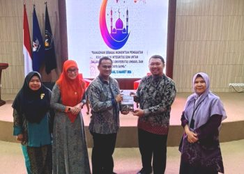 FK Untan Serahkan Buku Manajemen Kesehatan Terpadu dalam Penanggulangan Bencana Banjir