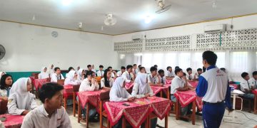 Asmo Kalbar Gelar Edukasi Safety Riding, #Cari_aman SMAN 1 Sungai Raya