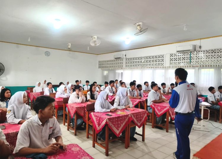Febri Andrian, instruktur Safety Riding Asmo Kalbar memberikan edukasi keselamatan berkendara Safety Riding di SMAN 1 Sungai Raya dari Asmo Kalbar. (ist)