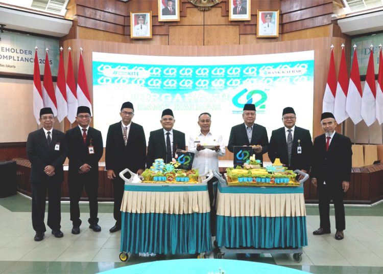 Dirut Bank Kalbar Rokidi foto bersama Wagub Kalbar Krisantus, Sekda Kalbar Harisson serta jajaran dewan komisaris, direksi serta dewan pengawas syariah saat melakukan pemotongan tumpeng peringatan Ulang Tahun Bank Kalbar, Rabu. (ist)